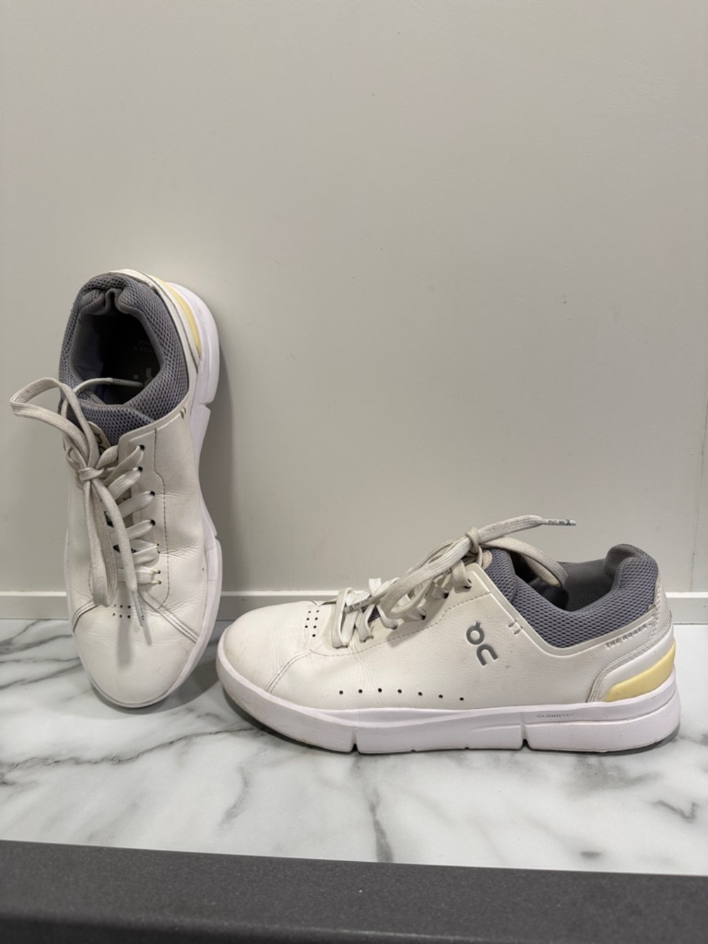 On Cloud The Roger Advantage women’s white sneakers size 8